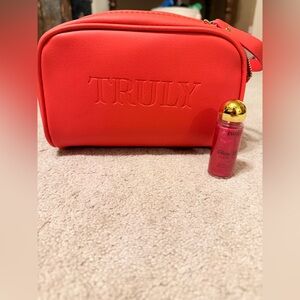 NWT Truly set Candy Apple vanity case and Baby Cherry 🍒 lip shimmer oil.